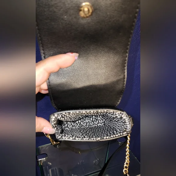 Black crossover purse - Picture 4 of 4